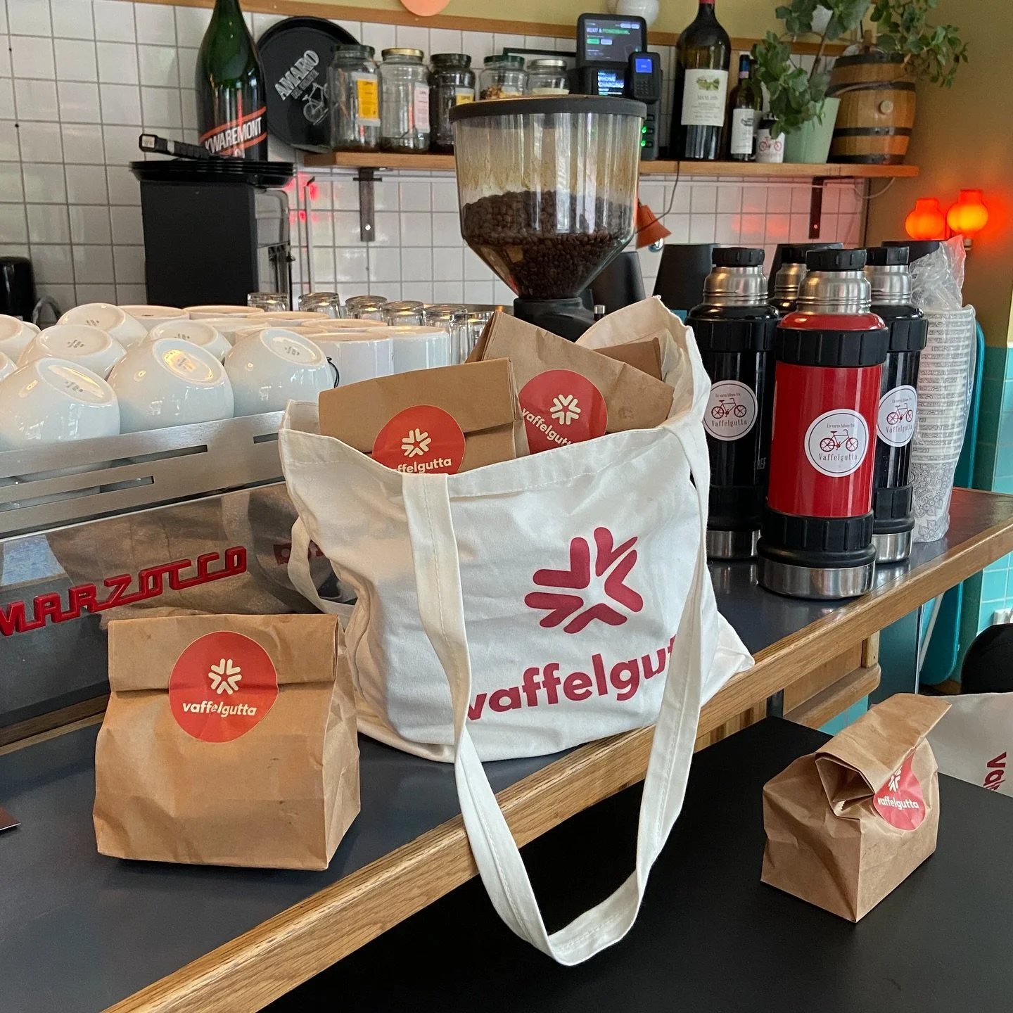 Vafler + september = sant ❤️ I dag har en god gjeng fine frivillige samlet seg p&aring; Peloton i Torggata for &aring; steke vafler og dele det ut til folk i rusmilj&oslash;et i Oslo. Vil du bli med som frivillig, meld deg inn i Facebook-gruppa v&ari