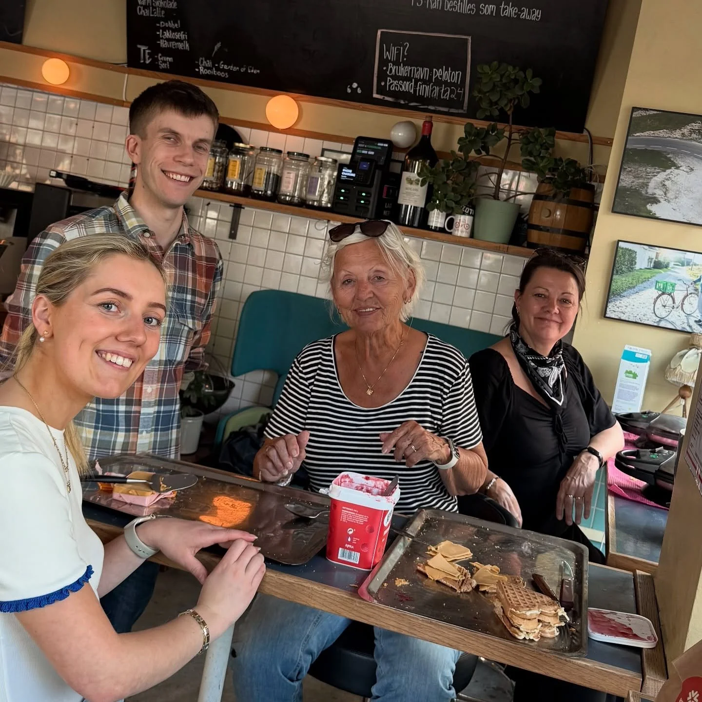 Nok en nydelig vaffelmandag ☀️ I dag var det denne gode gjengen som gikk ut og delte ut smil og vafler. 

Vil du bli med som #frivillig og dele ut nystekte vafler og saft til vanskeligstilte i Oslos rusmilj&oslash;? 🧡❤️ Vaffelgutta er en frivillig o