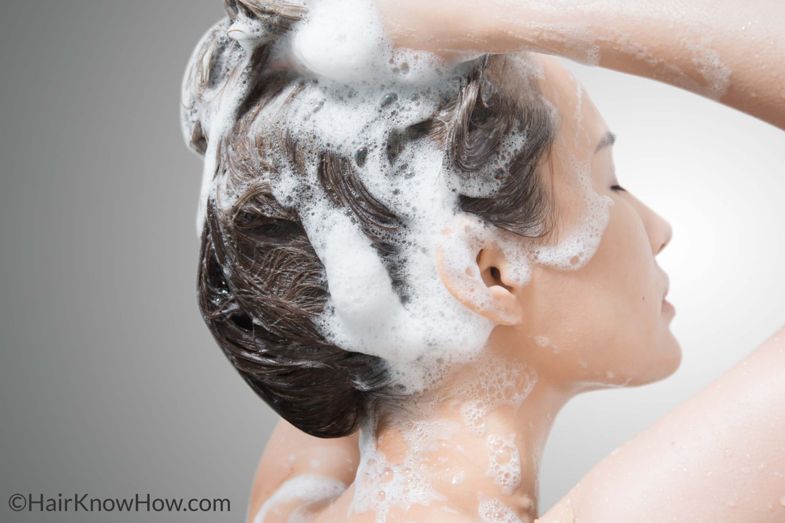 Что если помыть голову гелем для душа. Мытье головы. Мыть волосы. Шампунь для головы. Очищение волос.