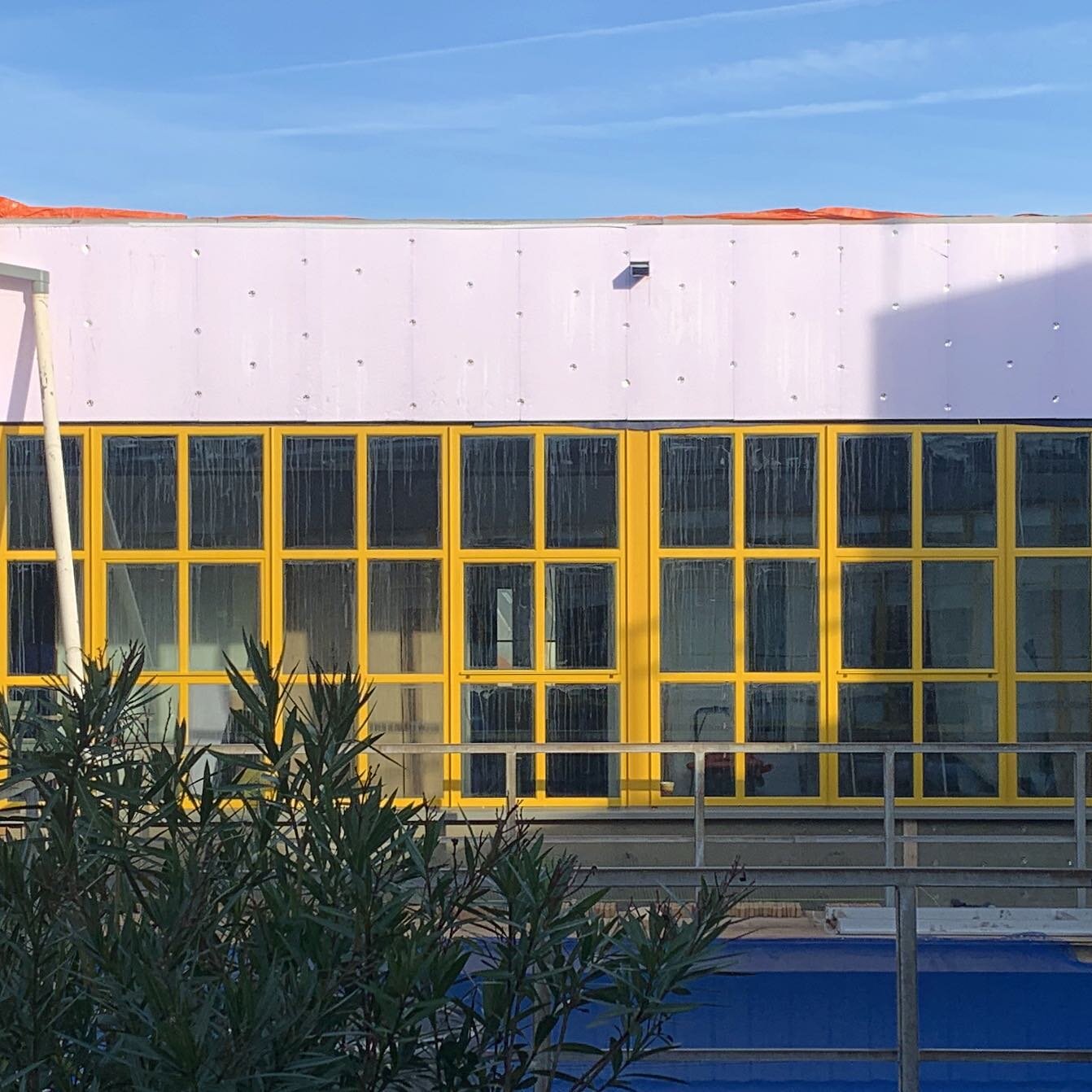 Bacinol, who is afraid of yellow, Delft, 2022
#bacinol #architecture #architect #architecturedaily #architecturelovers #arquitectura #steelwindows #delft #monument #rijksmonument #studioharders #yellow #facade #steel #extension #office #officedesign 