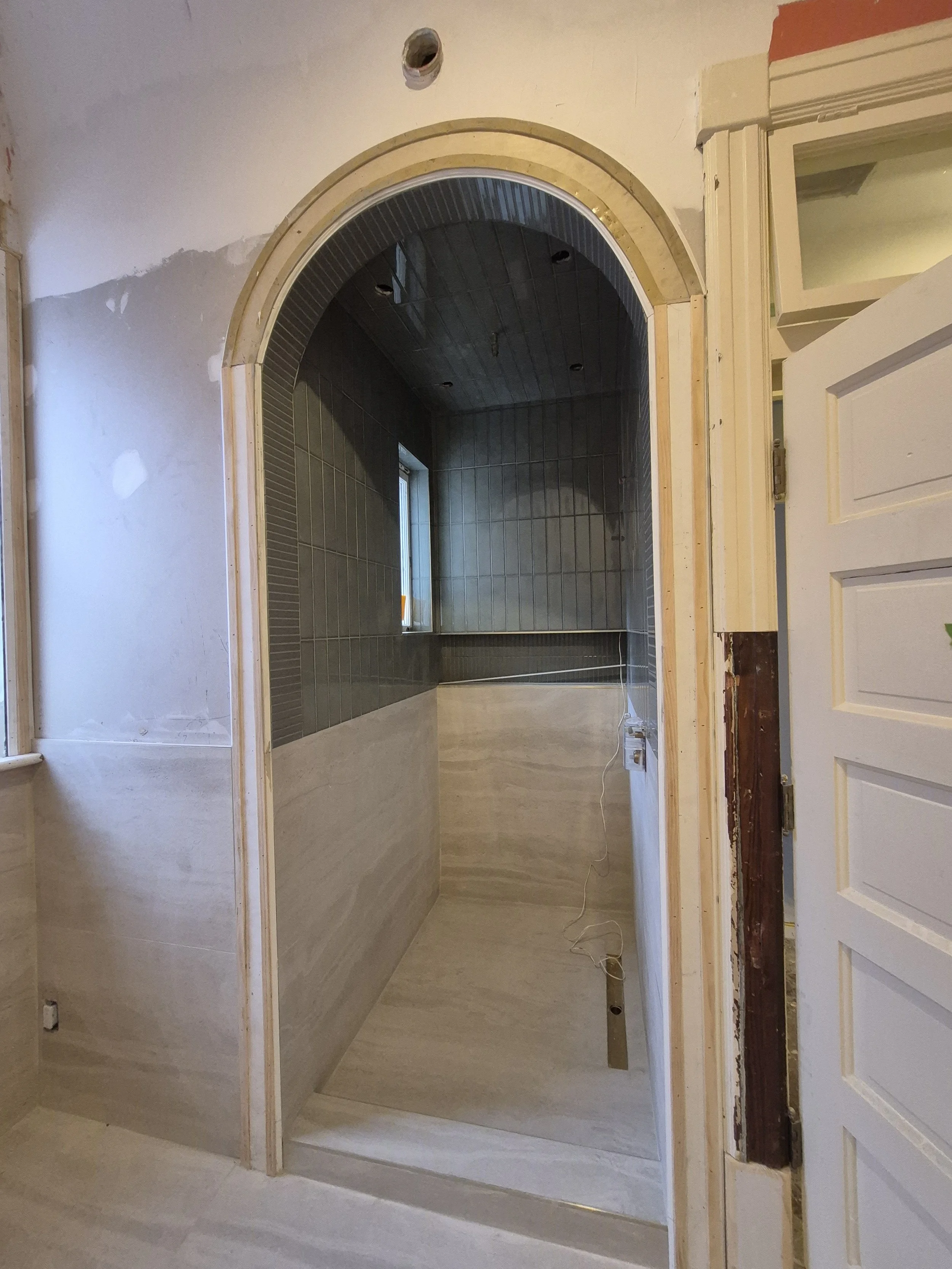 Another arch in the partner shower