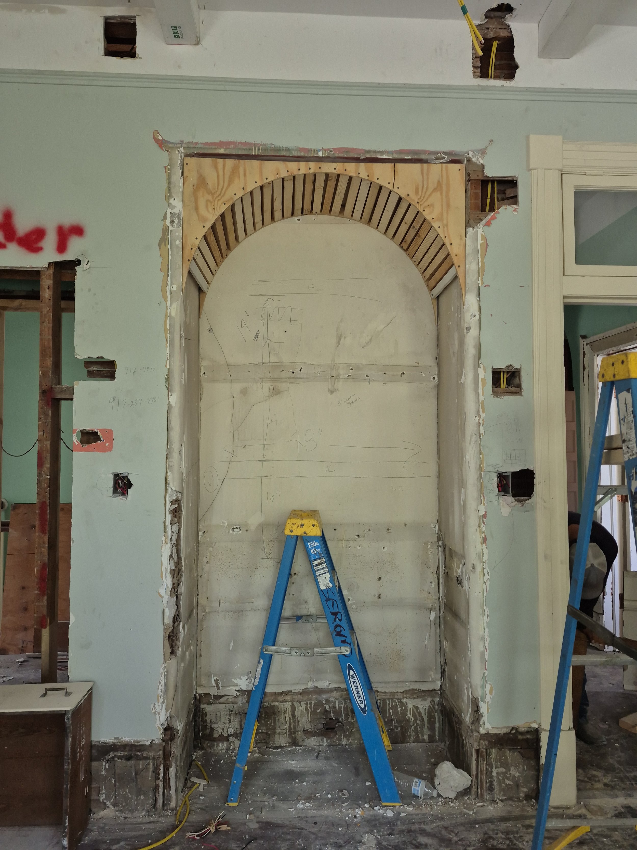 Using an orginal wall recess for a new cabinet