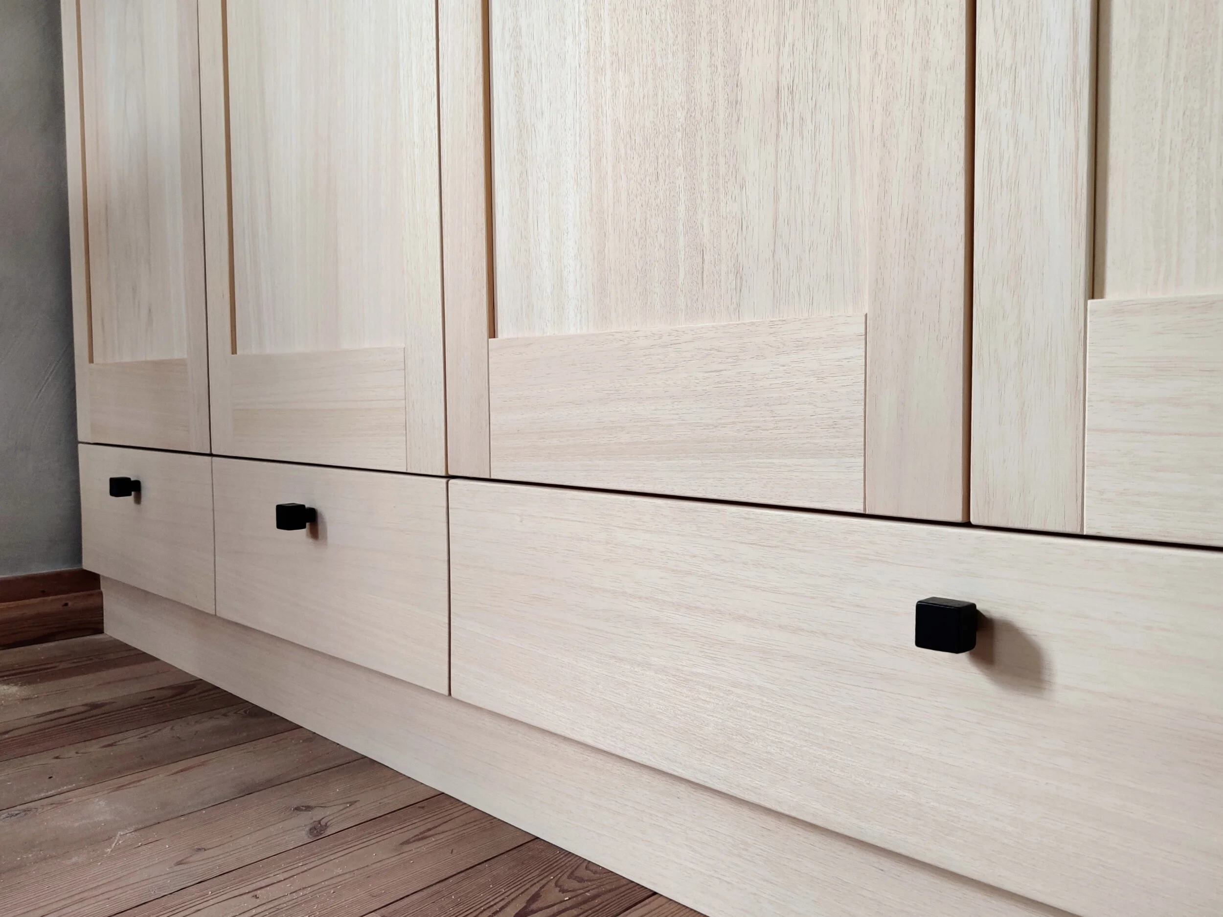 Kast op maat met massieve deuren en fronten.