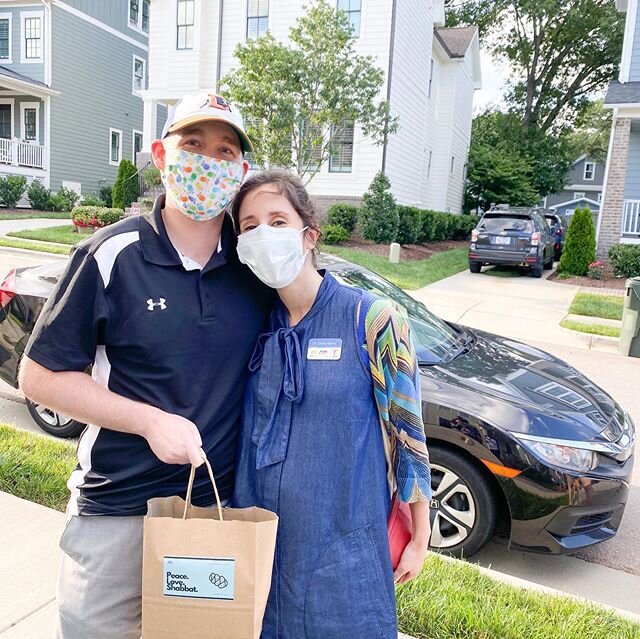 Some of the holy folks who are delivering 25 CYPCares Shabbat care packages to local Jewish seniors. ⁣
⁣
Keep sharing the love, it can go a long way!