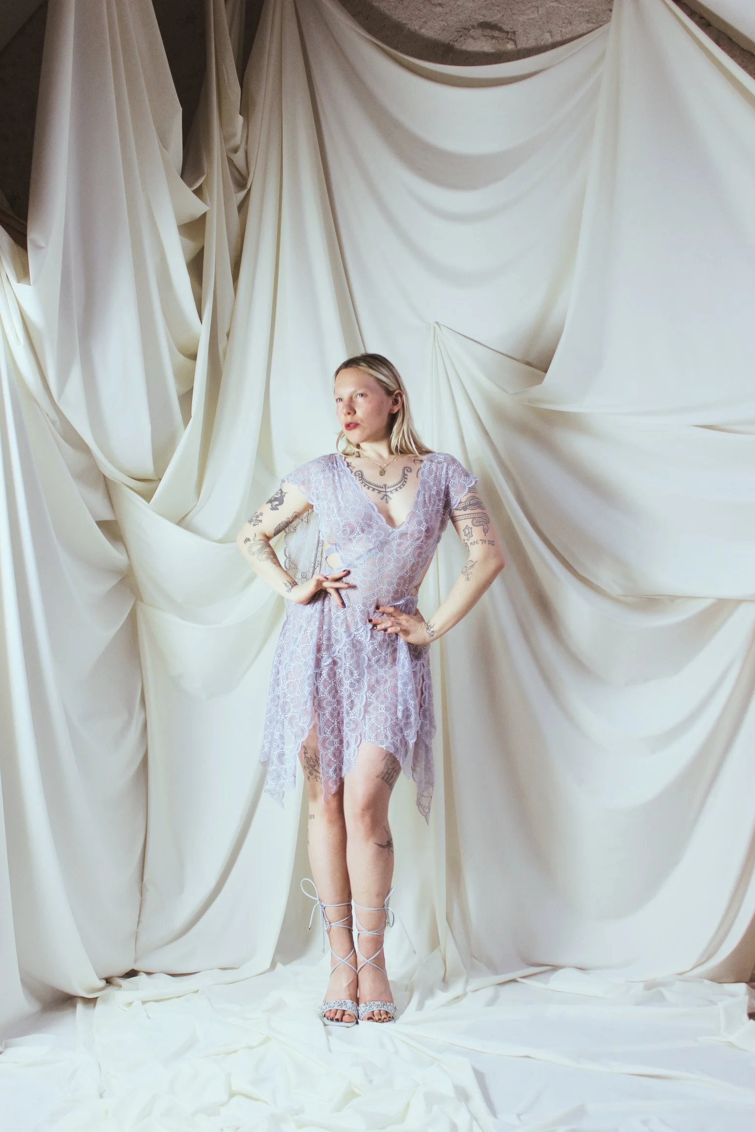 Dreamy short lace dress - Grey