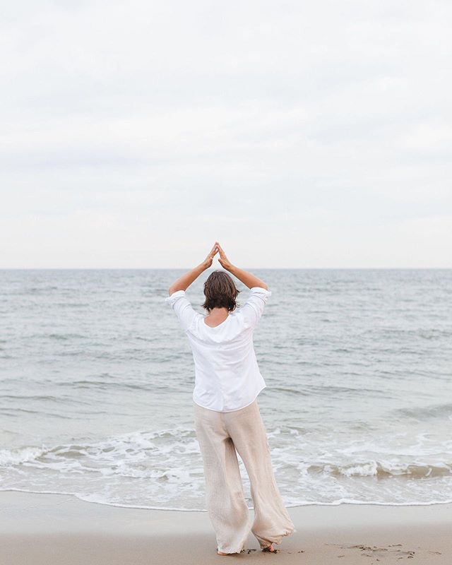 Das Gl&uuml;ck ist manchmal ein Augenblick der Stille. Was brauchst Du gerade?
#stille#gl&uuml;ck#gl&uuml;cksmomente#gedanken#mitliebe#itsme#yoga#entspannt/#auftanken#meerliebe🐚#brandingidentity#shooting#brandingshoot
Foto @tanjakibogo_photo