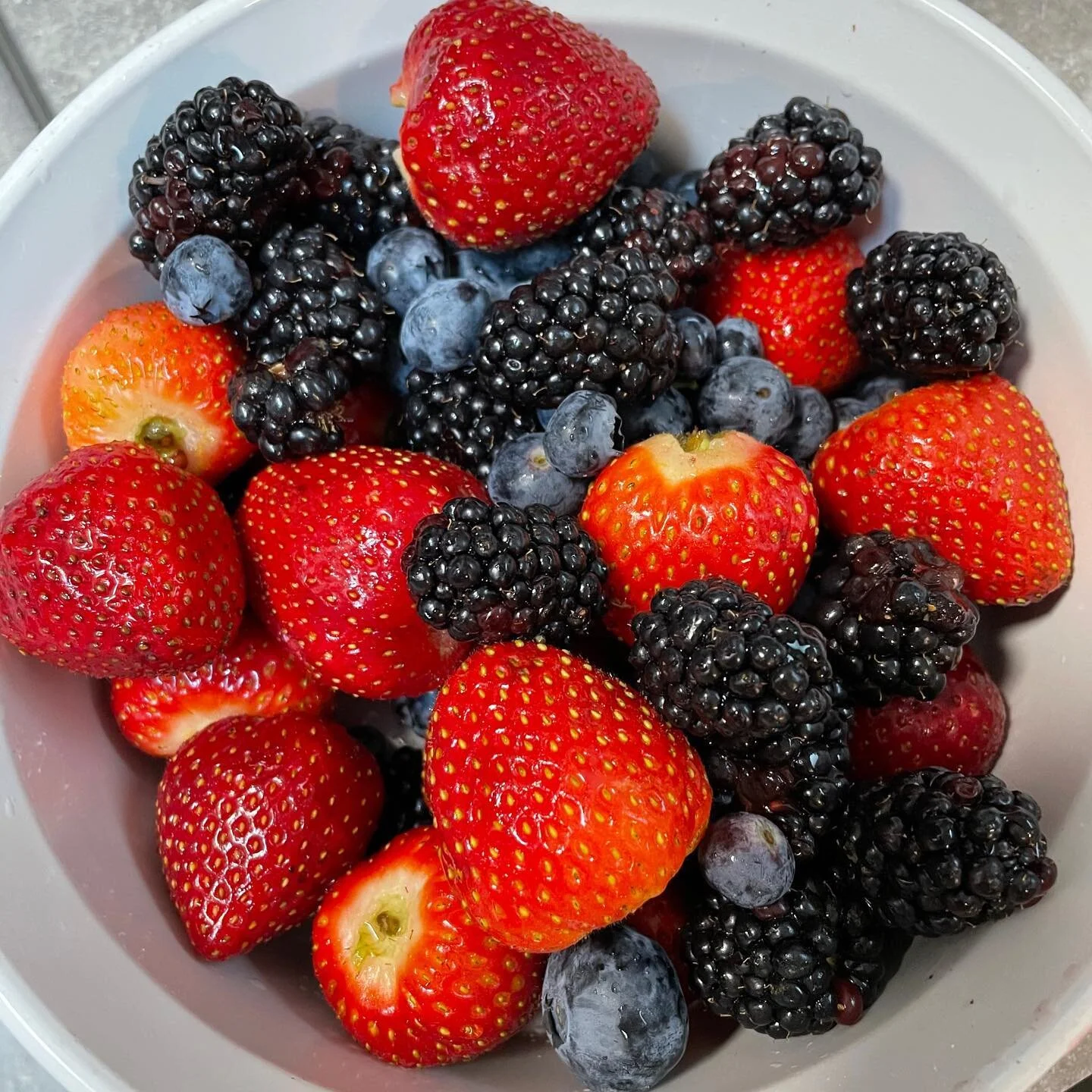 When it&rsquo;s hot and it&rsquo;s summer&hellip; I crave these sweet fruits! Can&rsquo;t seem to get enough! 🙌 Eating fruits is easier in the summer and will help you stay energized and hydrated.  Plus your skin will glow! Try and set a goal to add