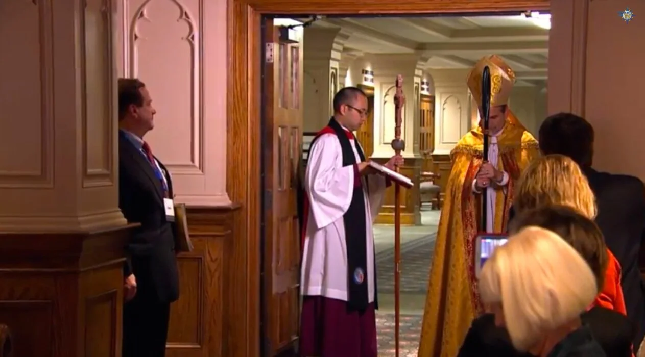 praying-before-entering_15481379179_o.jpg