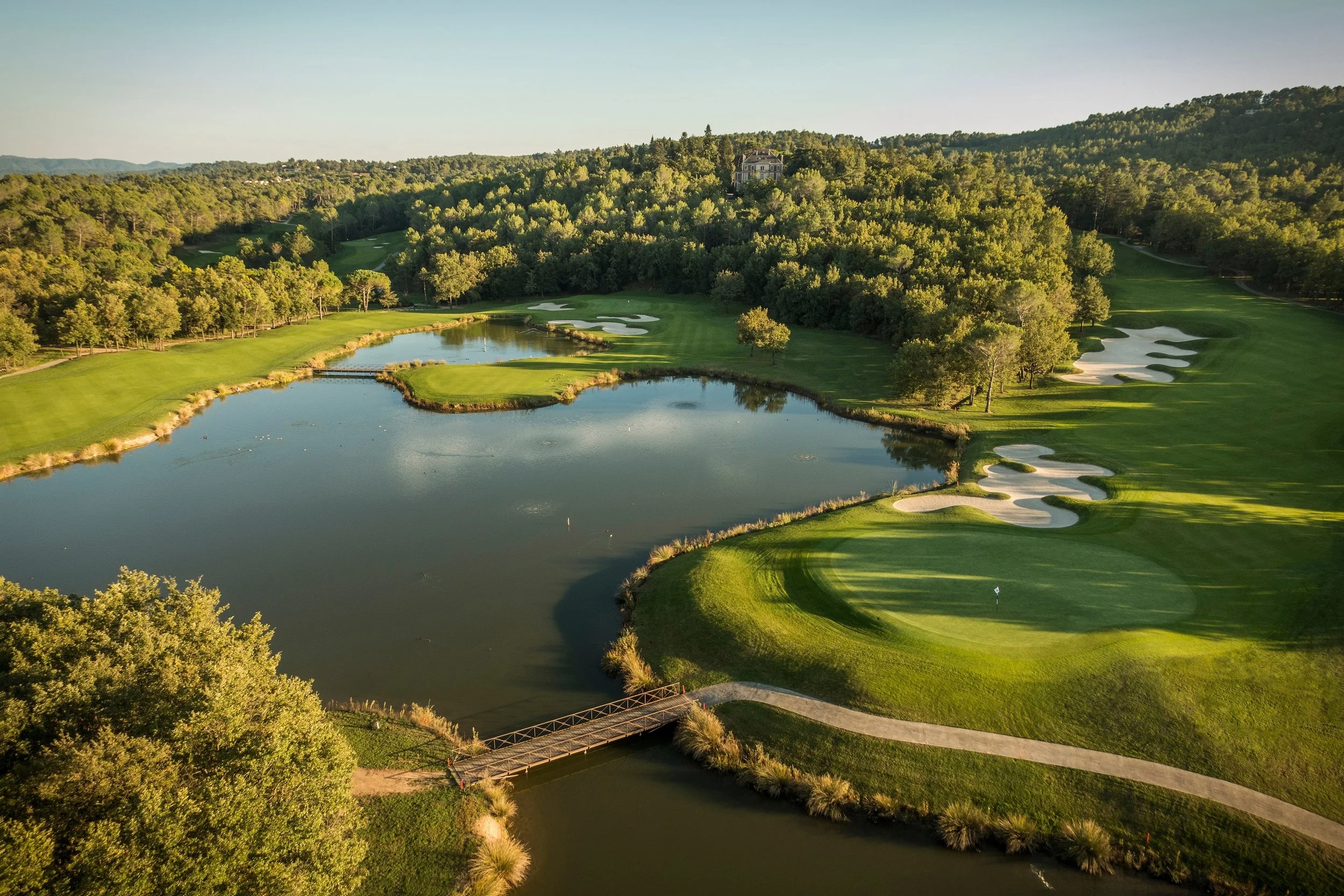 A beautiful championship golf course bathed in sunshine on the Côte d’Azur, the featured destination for a luxury escorted golf and wine vacation in Provence, France.