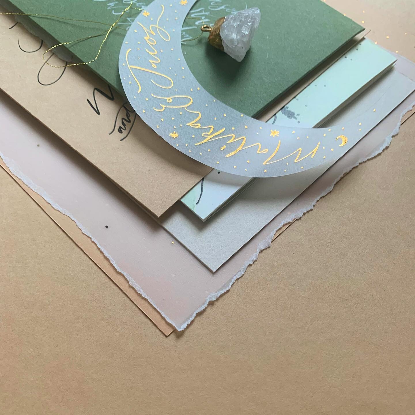 All the texture and layers and a little piece of a precious stone for this custom stationery suite✨ There&rsquo;s something about combining different materials together, each one tells a story 💌

- - -

#layersofpaper #papergoodnrss #stationeryforwe