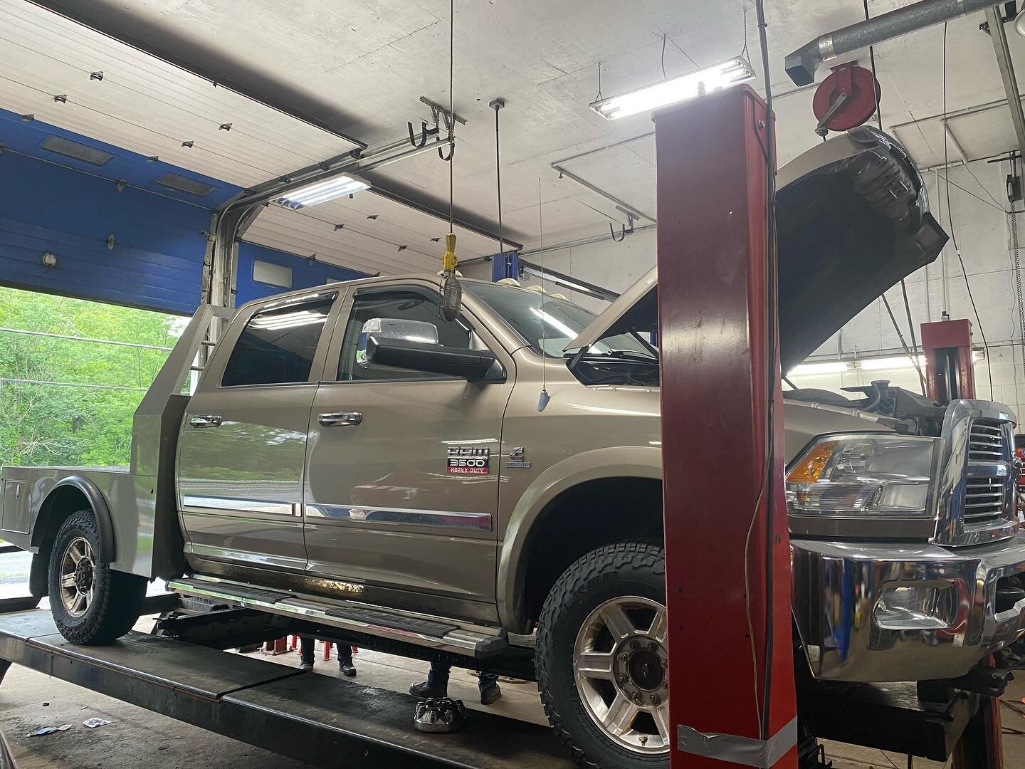 Installed a Firestone airbag system on this Ram 3500 with onboard compressor and  remote controller. 
.
.
.
#airbagsuspension #firestone #ram3500 #appautocare #newtripoli #ram3500dually