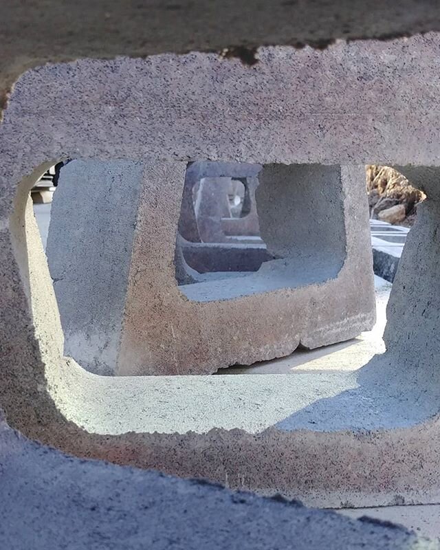 Building a block retaing wall.
#blockwall #retainingwall #lose all #construction #walldesign