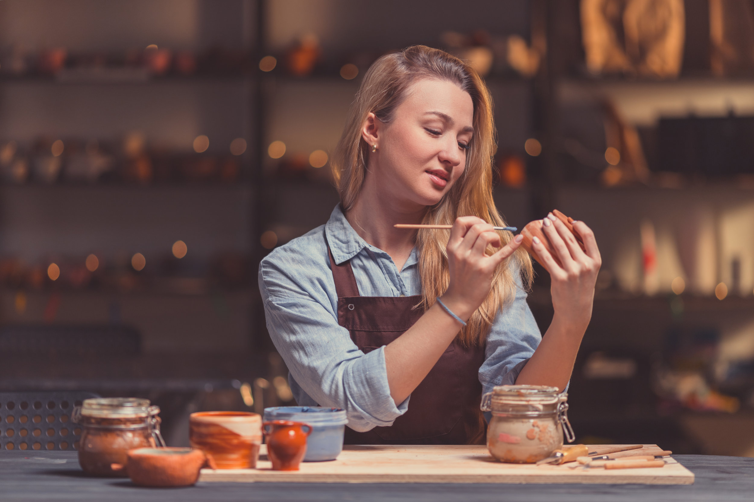 young-girl-in-pottery-CTRL92K.jpg