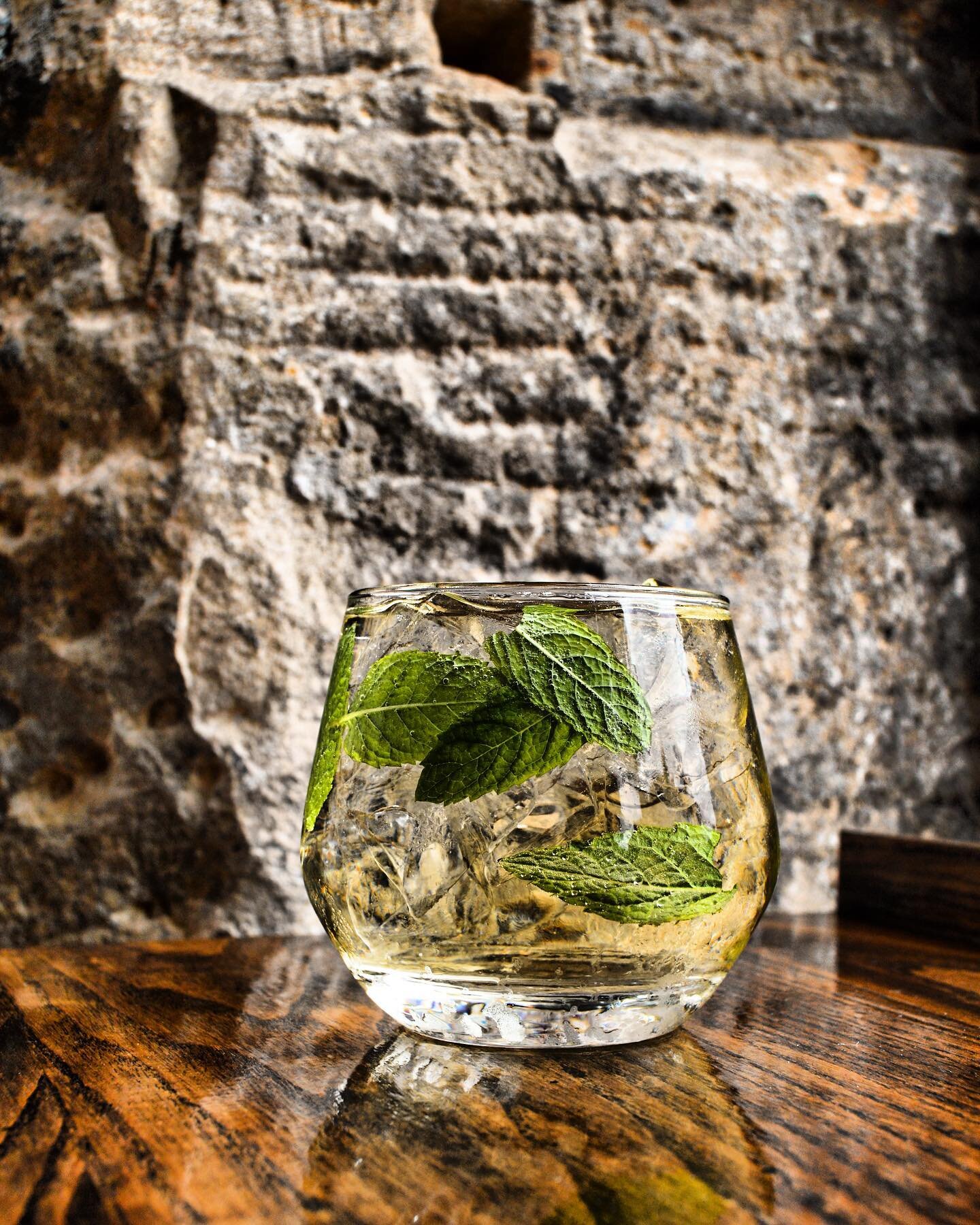 MIZUWARI 🌿 Taken from the popular method of drinking spirits in Japan, this blend of whisky, mint and soda is simplistic yet delicious
.
.
.
.
.
.
#glasgowlife #glasgowcocktails #glasgownightlife #glasgowhospitality #finnieston #finniestonstrip