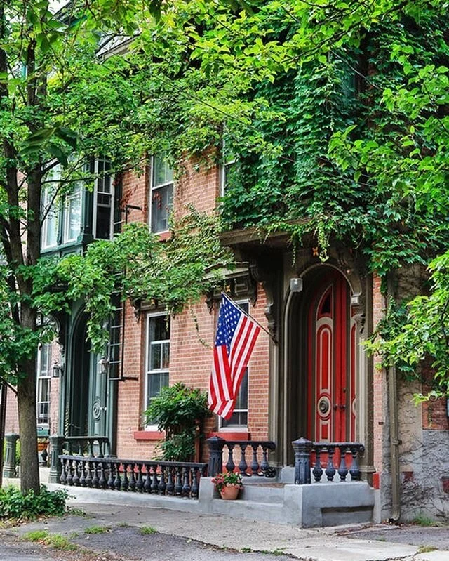 ☺️ Hooray!! Just noticed that @theyellownote dropped a nice little mention of Arthur&rsquo;s and Schenectady in their recent blog post!
⠀⠀⠀⠀⠀⠀⠀⠀
&ldquo;It&rsquo;s always a good day for a stroll through the historic Stockade District, as well as a wal