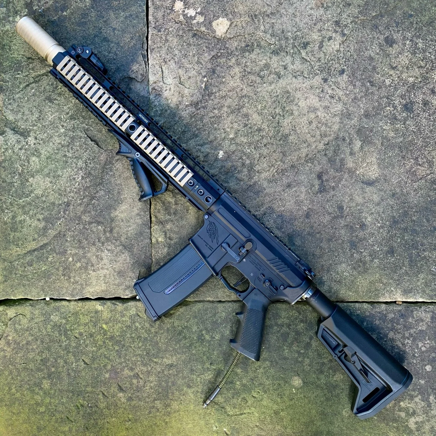 ⚙️ BRONZED ⚙️ WWW.EXMACHINA.UK ⚙️

@wolverineairsoftofficial MTW Forged Edition w. genuine @noveske_llc rail&hellip; Add in our MTW_ADV Upgrade Package for some unrivalled performance!

@ptssyndicate EPM1-250
@magpul MOE SL-K Stock

#airsoft #airsoft