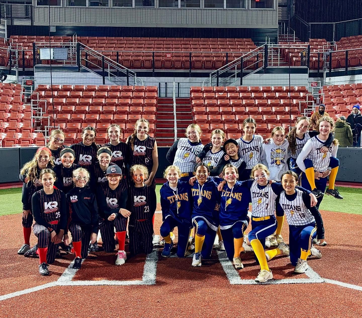 Titans 12U Blue hosted @krfastpitch last night at the world-class Ballpark at Rosemont ~ what a fun game with a lot of action! Great game for both teams! 👏🥎⚡️