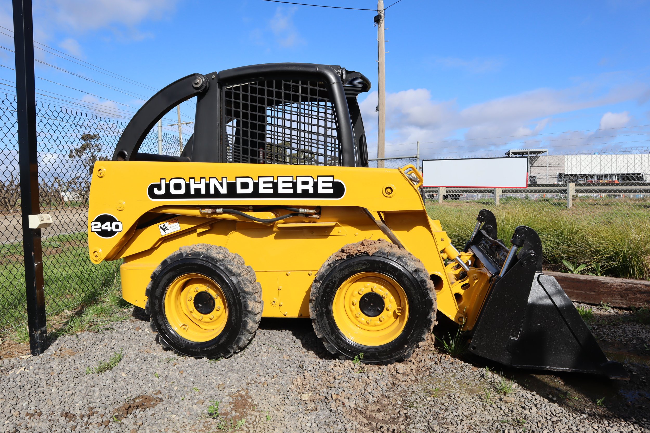 01' JOHN DEERE 240 SKID STEER — Complete trucks Used trucks, trailers