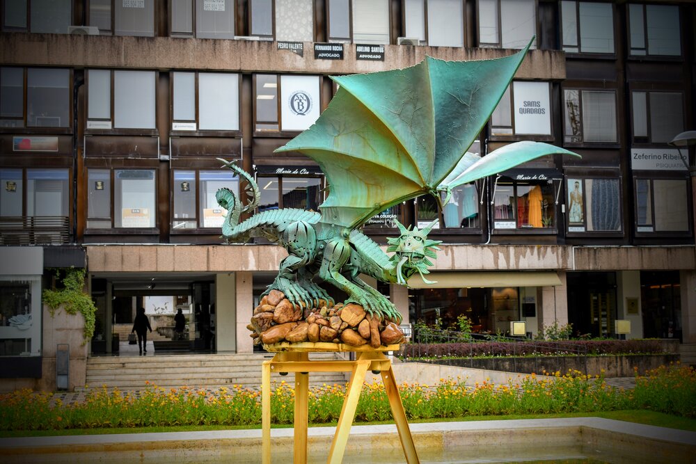 Dragão (dragon sculpture)