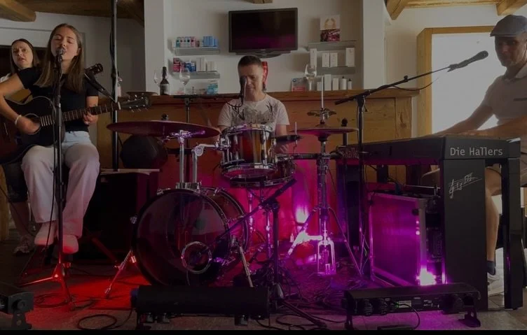 Ein paar Eindr&uuml;cke von Donnerstagabend🎶🍷

Danke an alle, die dabei waren!🫶🏻

Bis zum n&auml;chsten Mal!🥳
&bull;
&bull;
&bull;
#giovanolioptik #pontresina #laretmarkt #music #liveevent #apero #goodpeople #goodvibe #sunglasses #party #thankyo