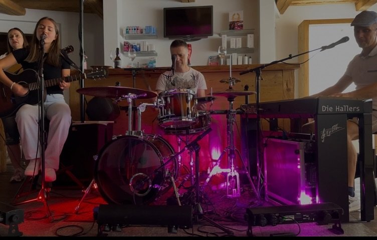 Ein paar Eindr&uuml;cke von Donnerstagabend🎶🍷

Danke an alle, die dabei waren!🫶🏻

Bis zum n&auml;chsten Mal!🥳

#giovanolioptik #pontresina #laretmarkt #music #liveevent #apero #goodpeople #goodvibe #sunglasses #party #thankyou❤️