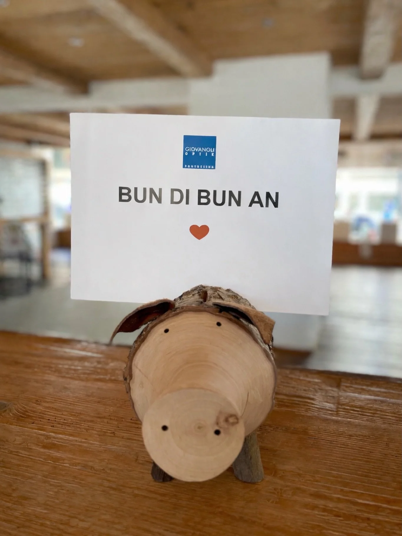 F&uuml;rs neue Jahr w&uuml;nschen wir euch: 
Gl&uuml;ck🍀 , Gesundheit🫶🏻 und die richtige Brille🤓
Bun di bun an!🍾
&bull;
&bull;
&bull;
#happynewyear #bundibunan #giovanolioptik #pontresina