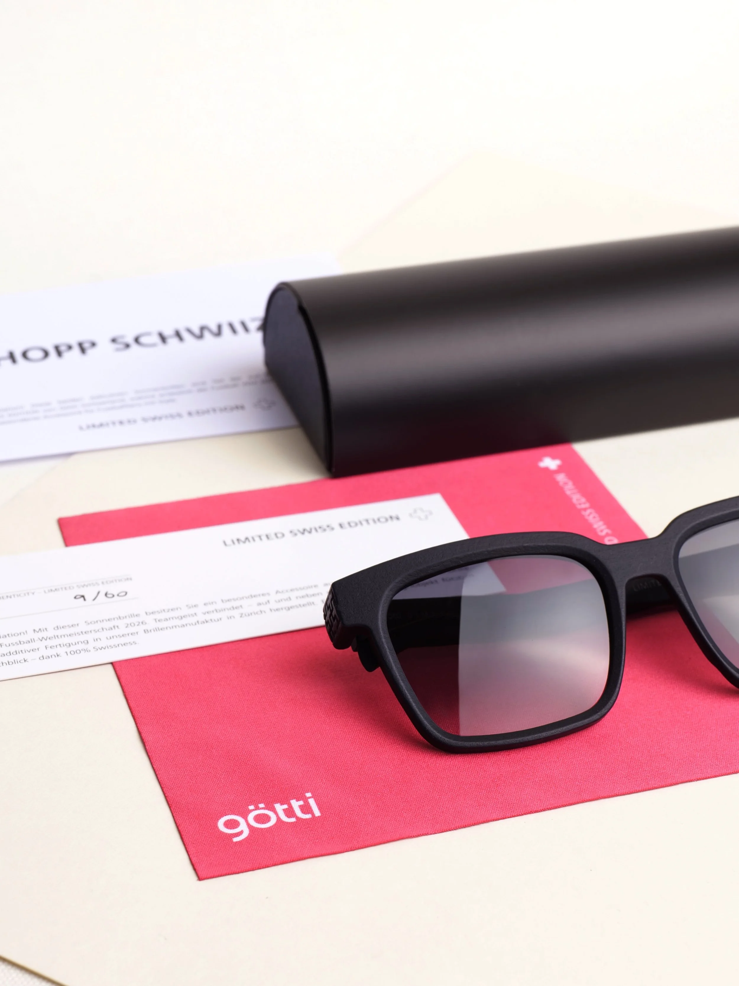 🇨🇭⚽🕶️ G&Ouml;TTI LIMITED EDITION &ndash; WM SPECIAL 🕶️⚽🇨🇭

Nur 30 Sets weltweit &ndash; bestehend aus je 2 exklusiven Sonnenbrillen. Eine echte Rarit&auml;t f&uuml;r alle, die Schweizer Design, Fussball und besondere Momente lieben.

Diese limi