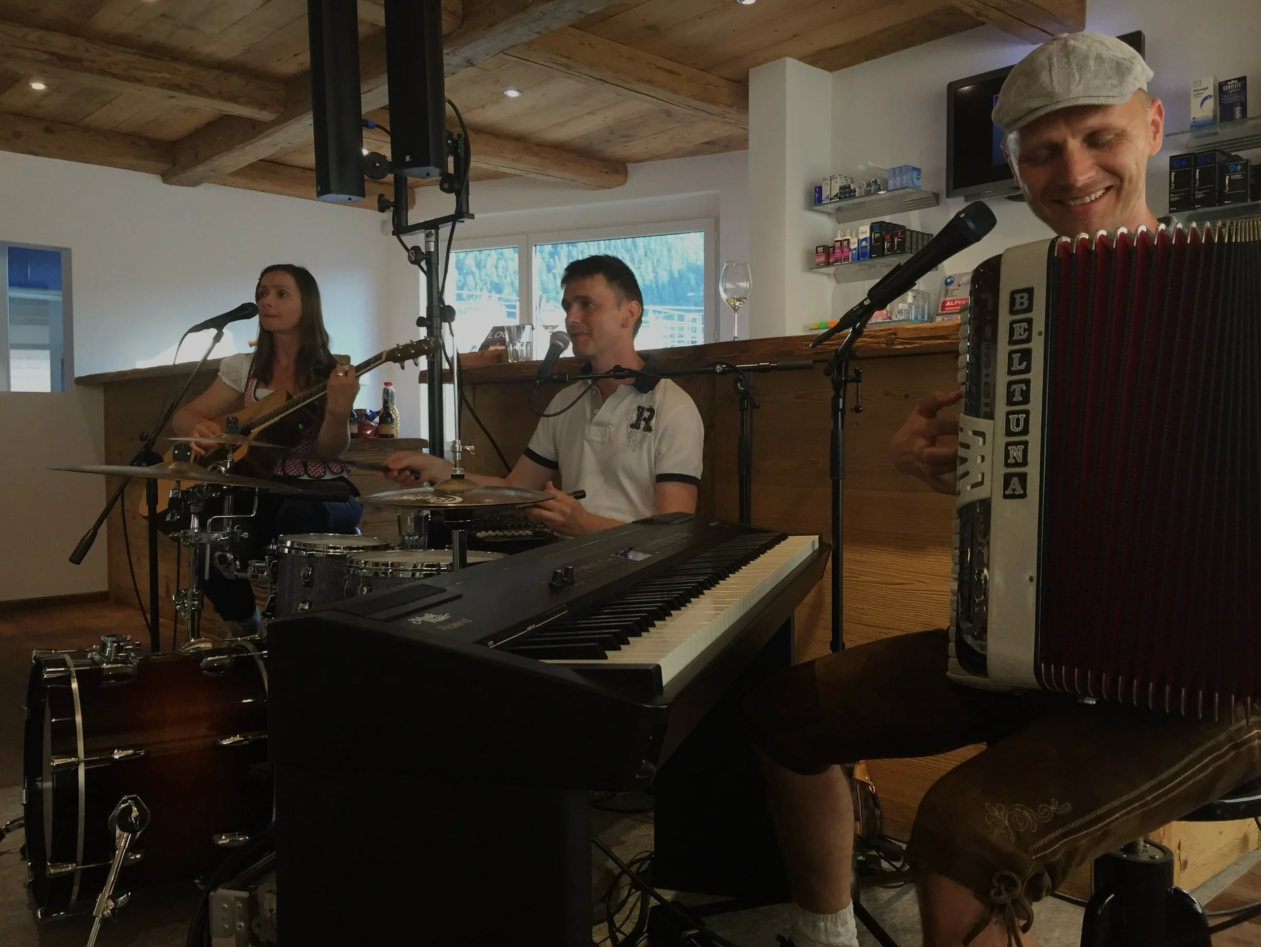 🎶 Ap&eacute;ro mit Live-Musik 🎶

🗓️ 23.07. | 🕕 ab 18:00 Uhr

🍷 Wein
🍺 Bier
🥖 Kleine Verpflegung

Kommt vorbei und geniesst einen gem&uuml;tlichen Sommerabend mit guter Musik und feiner Verpflegung. Wir freuen uns auf euch!✨

#giovanolioptik #p
