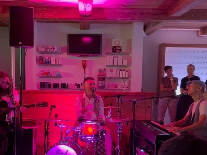 Was f&uuml;r ein Abend! 🥂🎶

Danke an alle, die dabei waren und den Abend so besonders gemacht haben!🫶🏻

Hier sind ein paar Highlights &ndash; wir freuen uns schon aufs n&auml;chste Mal! ✨

#Ap&eacute;ro #LiveMusic #pontresina #giovanolioptik #see