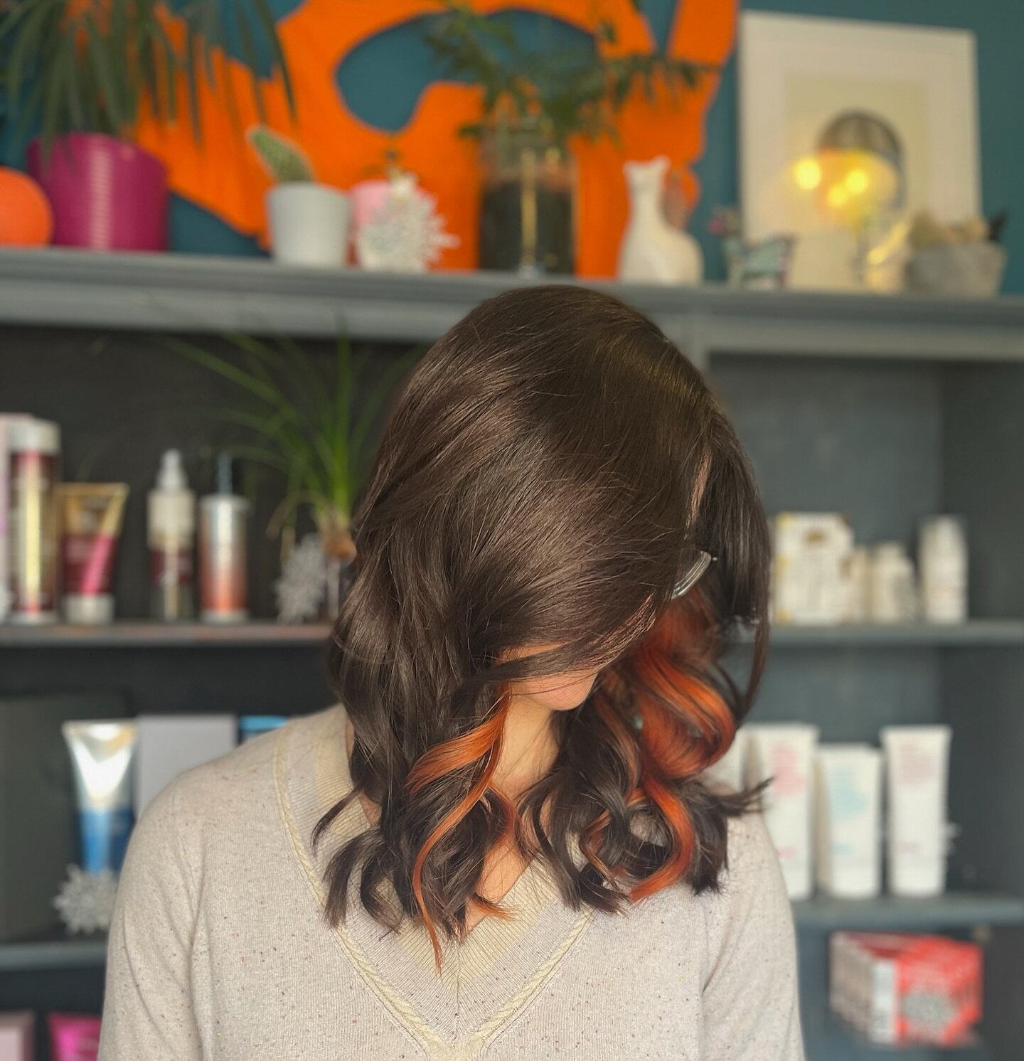 🤎🍊Orange Truffle Anyone?🍊🤎
We are absolutely eating up this burnt orange peel panel paired with this deliciously glossy brunette colour !
Dan knows their way around a peek-a-boo colour and worked with our own sweet treat apprentice Tilly to creat