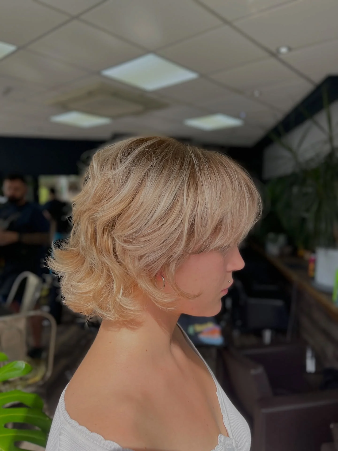 This kind of romantic crop is a stunning hybrid hairstyle that merges the short, choppiness of a pixie cut with the structure and length of a bob and we LOVE her 🌹 BIXIE 🧚🏻&zwj;♀️
#bixiecut #shorthair #bristolhairdresser #bedminstersalon #jamesbha