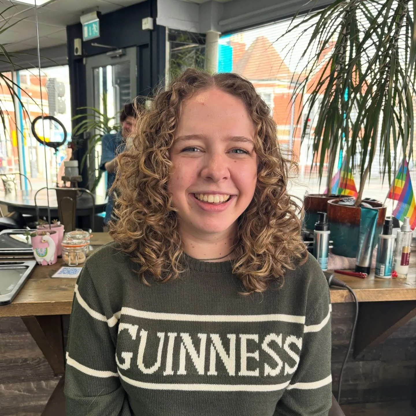 Isobel loves all things curls! If you think there&rsquo;s a kink in your hair, book in for a curly cut and find out! Check out slide 4/5 for the before! The last photos our personal FAVE! 🫶🧚🏻&zwj;♀️
#curlycutbristol #curlyhairbristol #bedminstersa