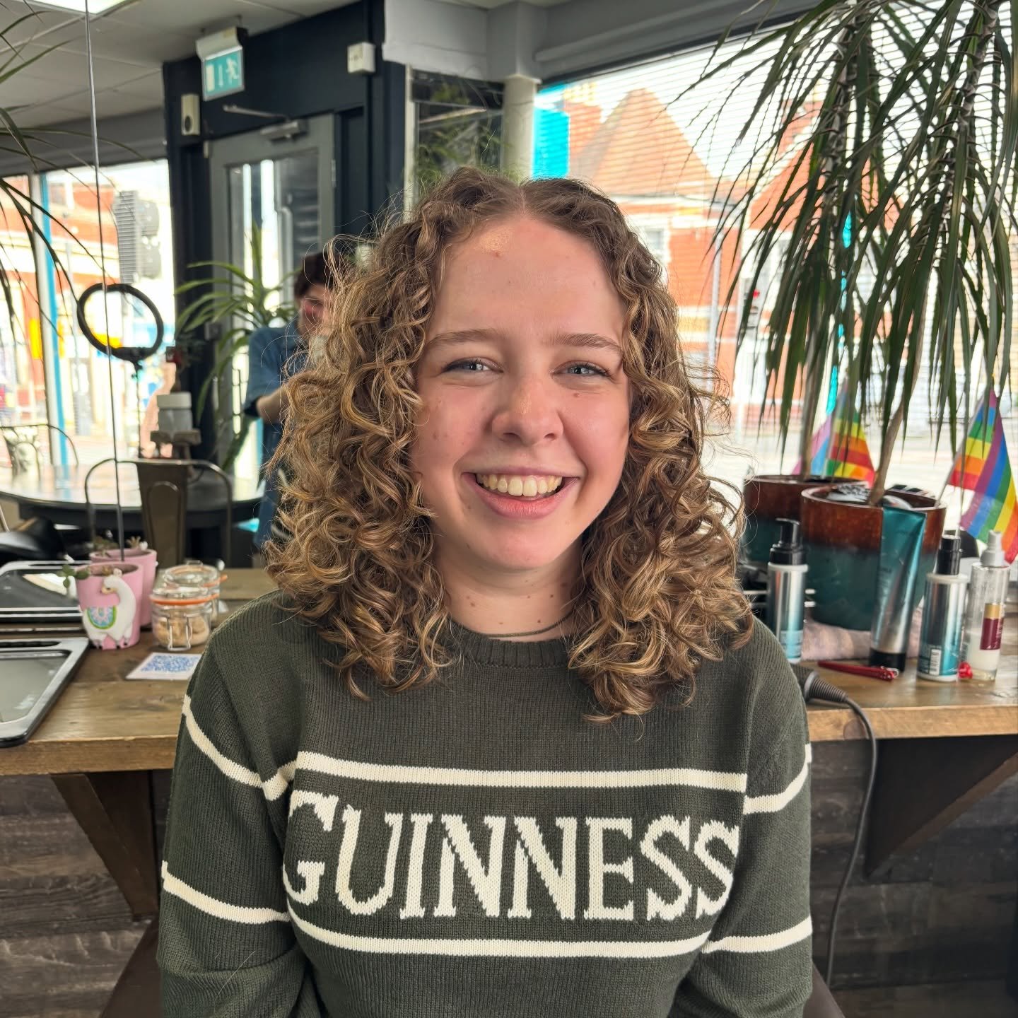 Isobel loves all things curls! If you think there&rsquo;s a kink in your hair, book in for a curly cut and find out! Check out slide 4/5 for the before! The last photos our personal FAVE! 🫶🧚🏻&zwj;♀️
#curlycutbristol #curlyhairbristol #bedminstersa