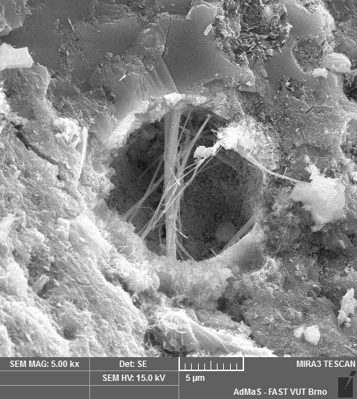 Mikrostruktura materiálů je zkoumána pomocí elektronového rastrovacího mikroskopu při různém zvětšení