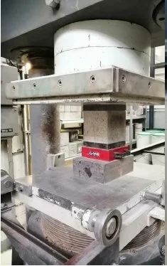 zkouška pevnosti betonu v jednosměrném tlaku