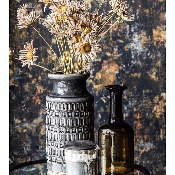 STYLING// close up details of this gorgeous wallpaper by @anthology_wallcoverings called Graffiti, that almost resembles layers of paint and rust - it&rsquo;s so tactile and looks stunning! With beautiful faux botanicals from @abigailahern 🤎