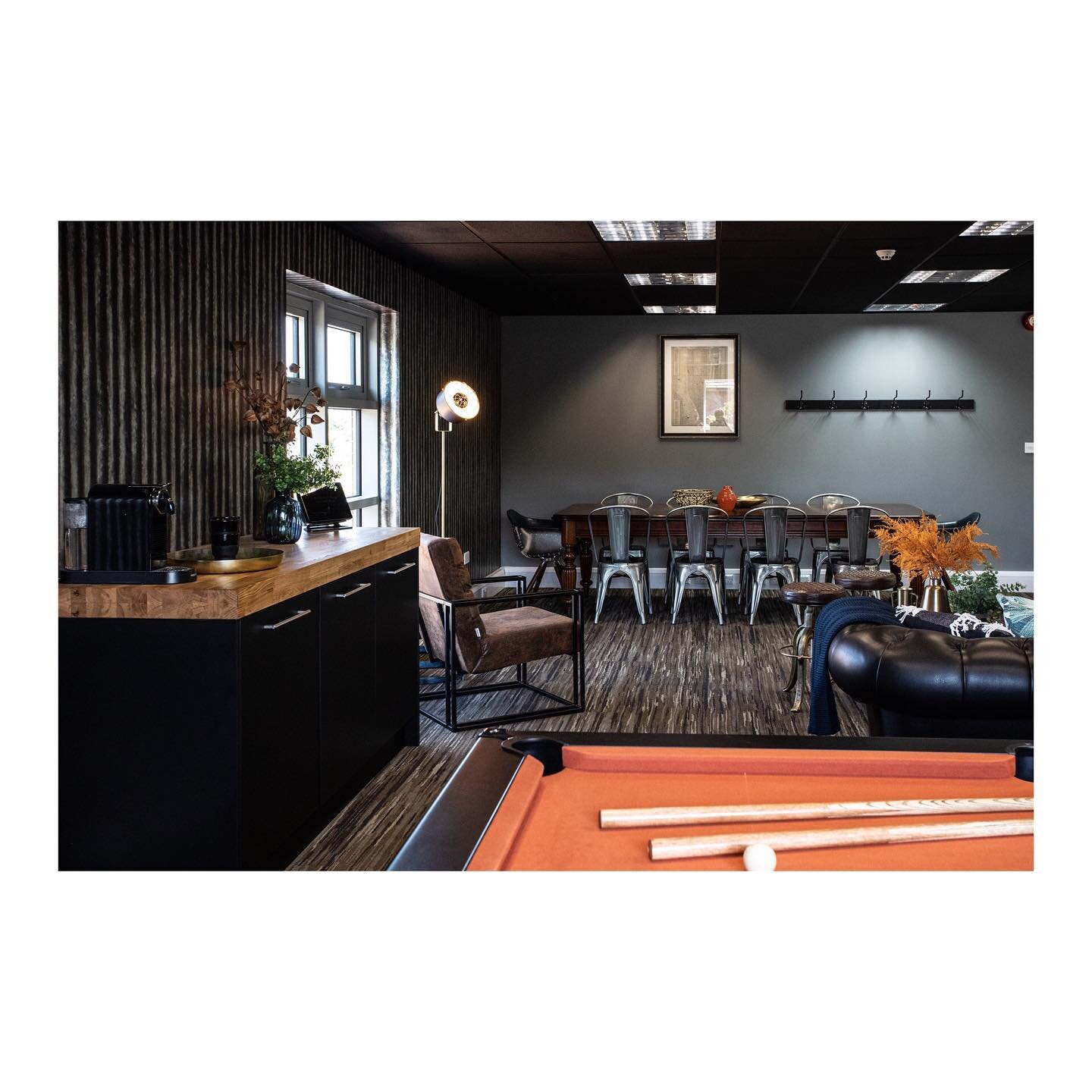 SOCIAL SPACE// Yes this incredible break out space also included a pool table which was customised in the company colour of orange as well as a fully stocked bar with integrated fridge which was custom built by @portree.kitchens 🧡🖤