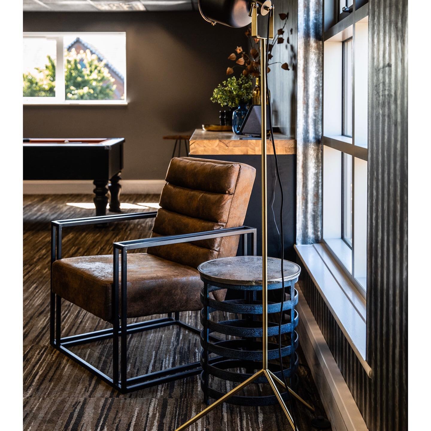 INDUSTRIAL DETAIL// The mixed metals, leather club chair and commercial style lighting, give this breakout space have a totally different look to the rest of the office 🤎
