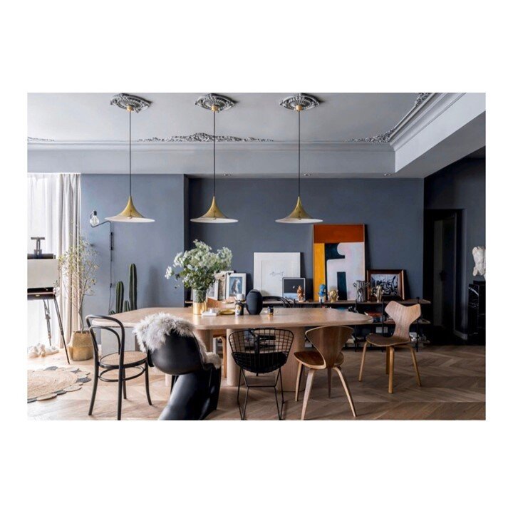 INSPIRATION// love the mis matched dining chairs, the artwork, colour scheme, the ceiling detail... ⠀⠀⠀⠀⠀⠀⠀⠀⠀
Image via @pinterest