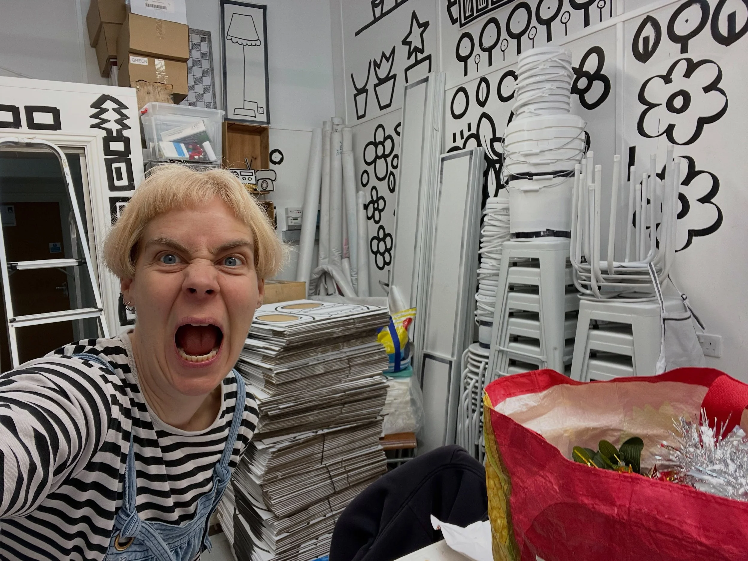 Studio clear out day!!! #alineart #annabrudercreations @thamessidestudiosse18