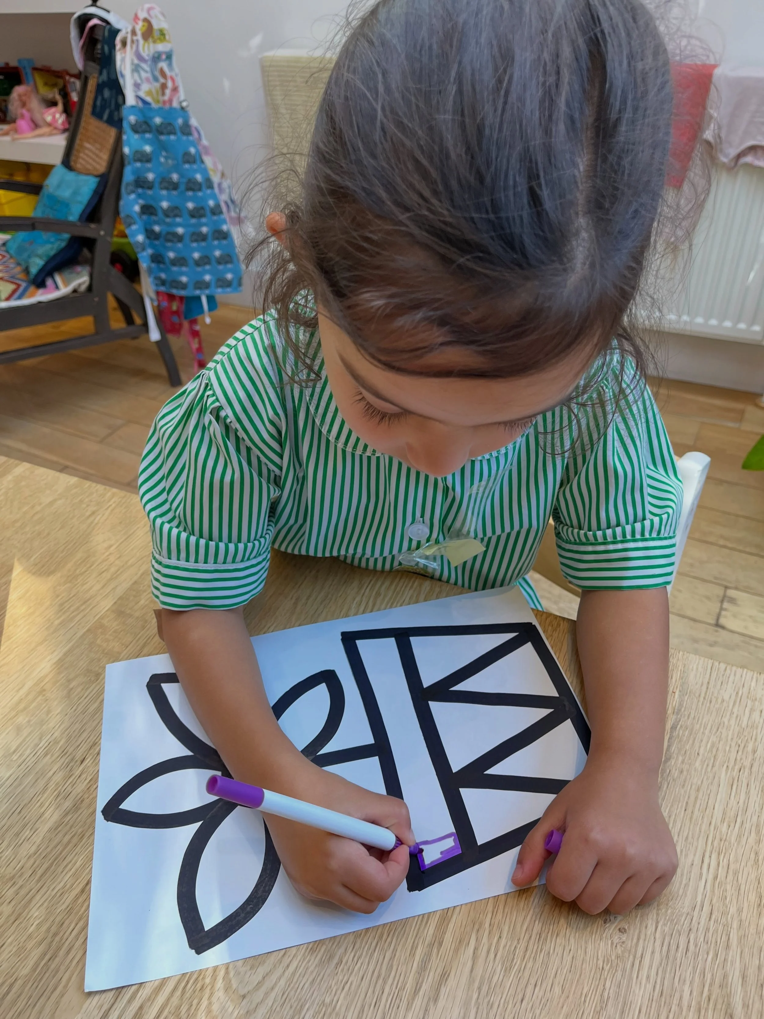 My assistant testing samples! #annabrudercreations #wallstickers #colorandstick #5yearsold  #alineart