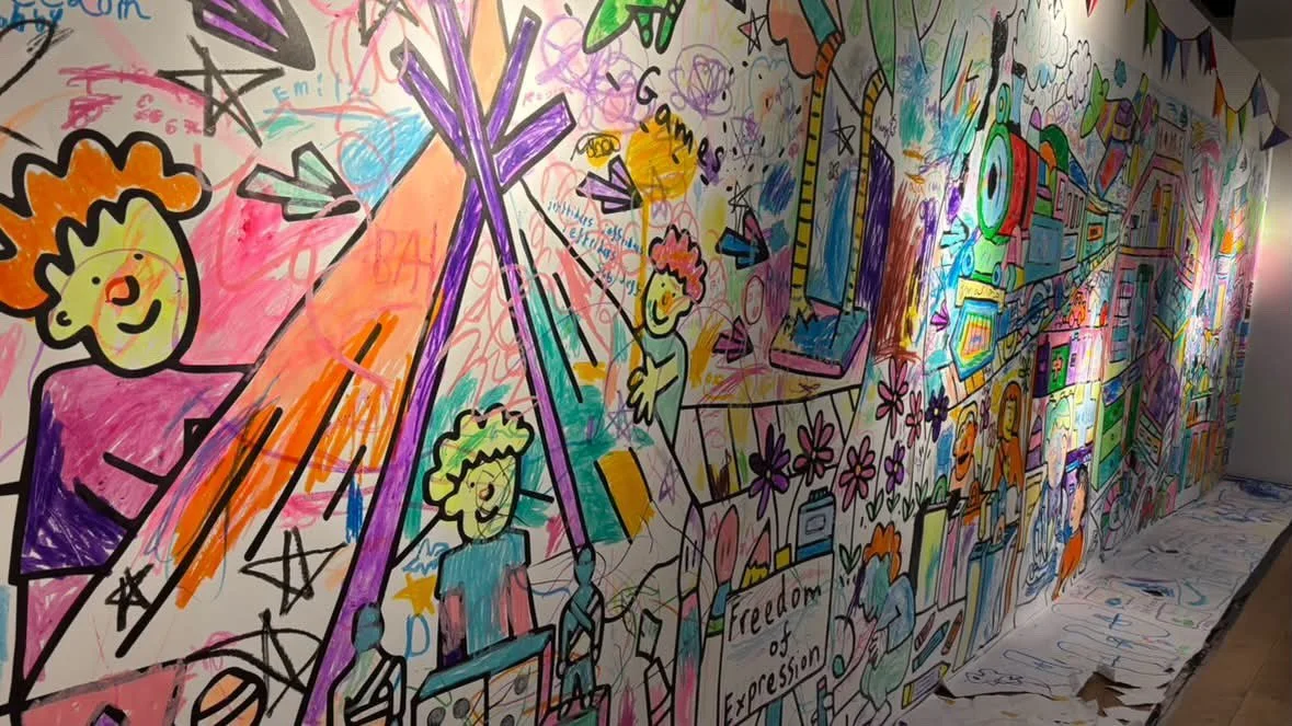 FANTASTIC colouring and mark making today @imperialwarmuseums A big thank you to everyone who came, played and made their mark on our Big Story Wall. Thank you to the Imperial War team for having me. #annabrudercreations #alineart #bigstorywall #chil