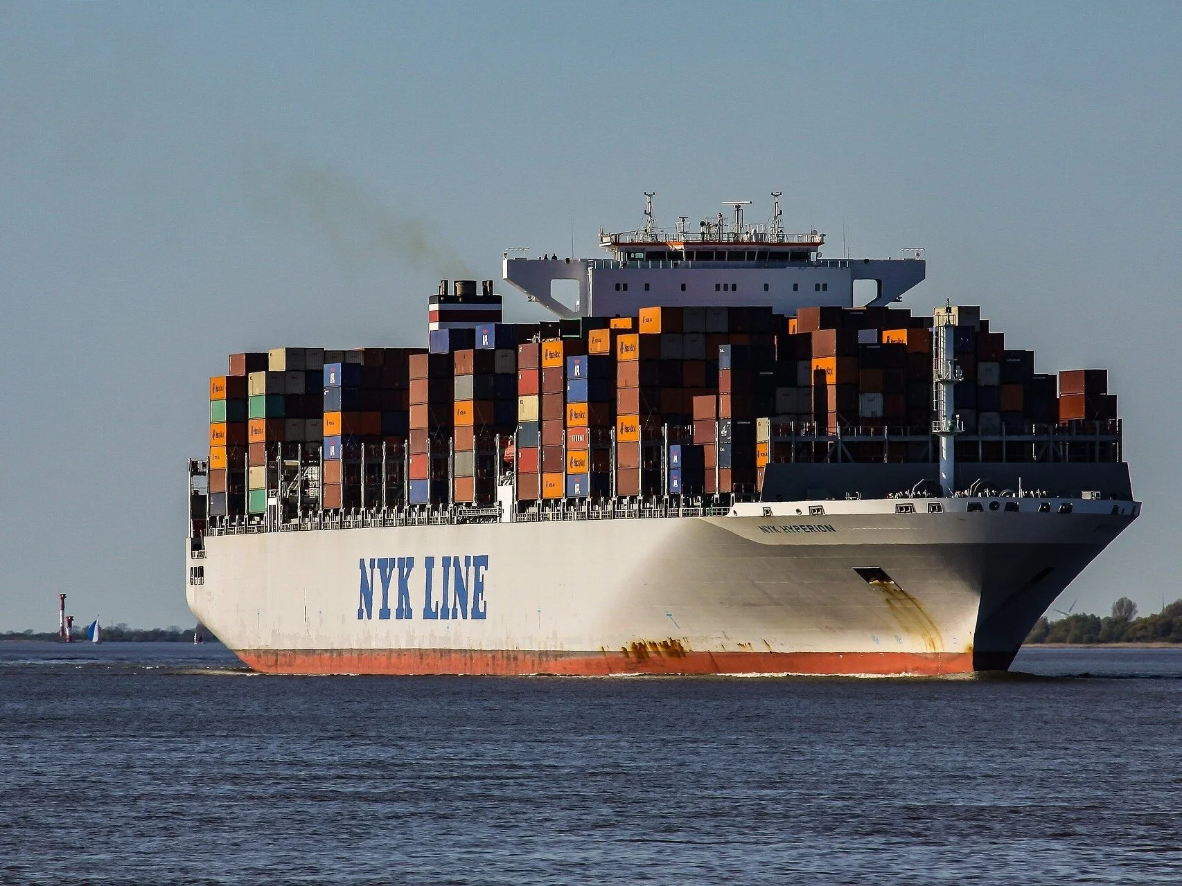 container-ship-2893480_1920.jpg