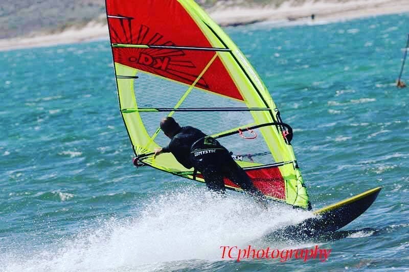 Geoff Watters charging through the weekend at #CoronationBeach .
Do you have any photos to share of your wind and water adventures in the Midwest? Tag @thewindandwaterproject - we&rsquo;d love to see!
📷 @tanyacauser .
.
.
#windyasWA #justanotherdayi
