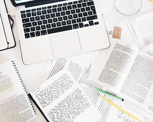 Buried in reading 🙈 we've got some tips on how to read and how to use your reading like a pro 👩&zwj;🎓
.
1️⃣ R E L E V A N T ❓
Make sure you're reading relevant material! Don't waste your time on articles and chapters with little or no connection t