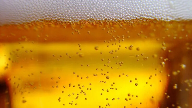 Was Fassbier Soviel Besser Macht Als Bier Aus Der Flasche Der Hopfengott Erklart S Hopfengott