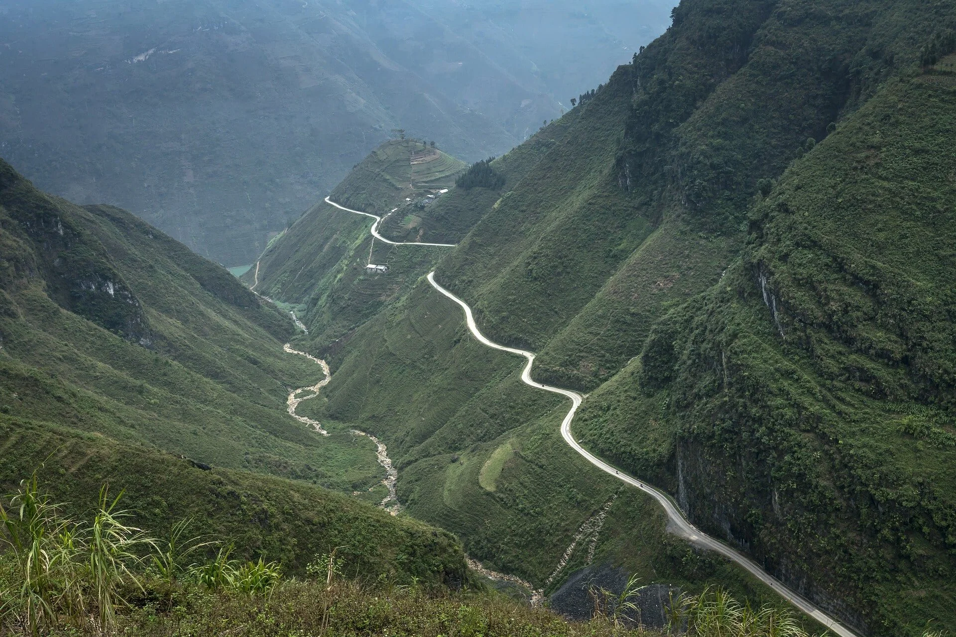Carretera entre grandes montañas. Paisaje Vietnam