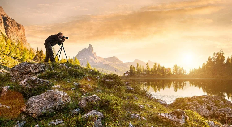 Persona aprendiendo fotografía desde cero con su cámara
