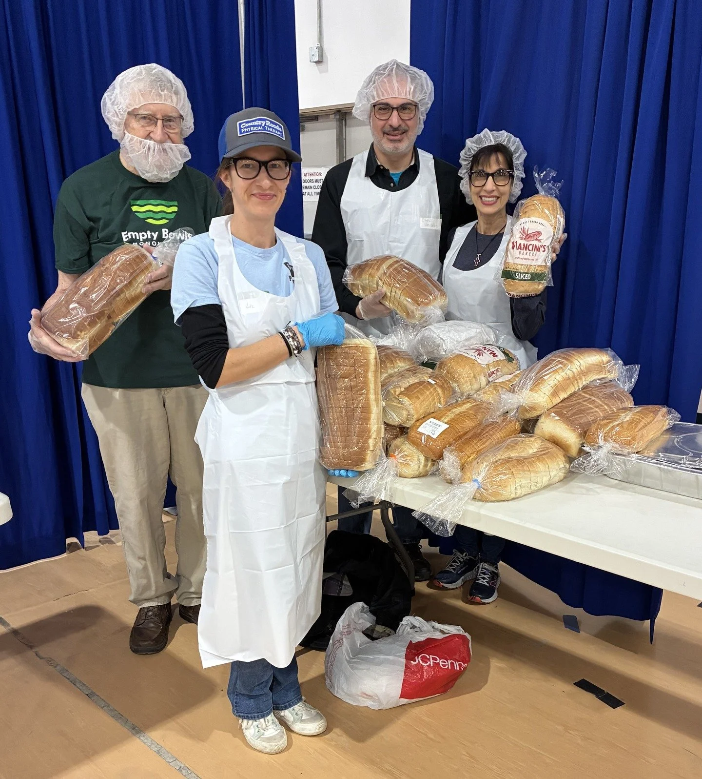 St. Thomas &agrave; Becket Episcopal Church parishioners supported @emptybowlsmon's Annual Soup and Bread Luncheon by attending, donating, and volunteering. 🍵🍵🍵