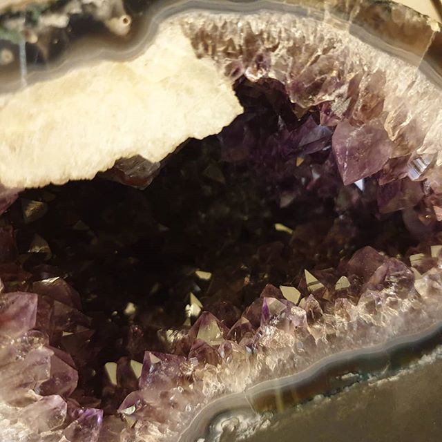 Pretties
#crystals #amethyst #geode #carbon #silicate